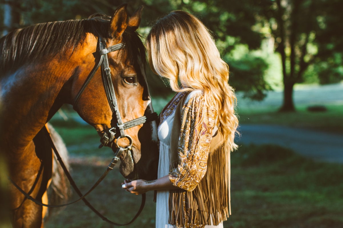 女孩和马摄影图片