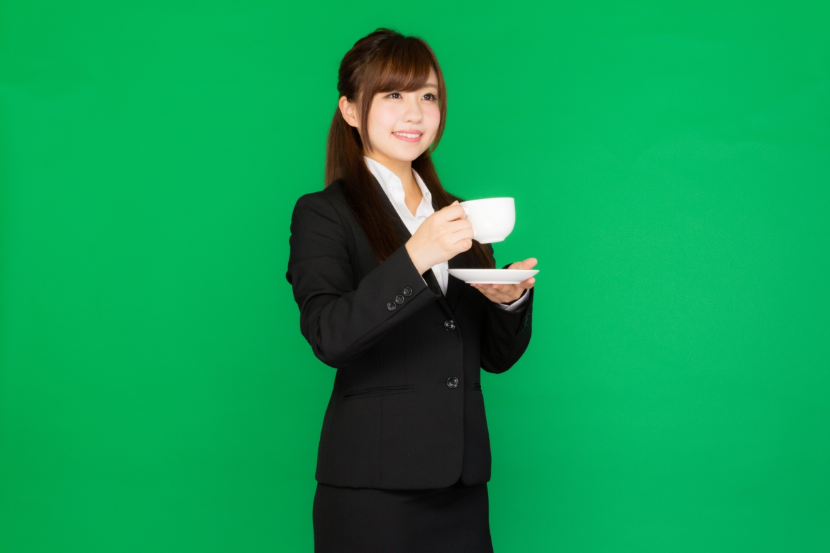 喝咖啡职业女性绿色背景高清图片