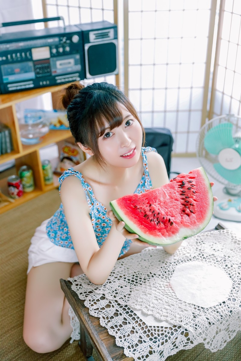 日本美女明星夏日居家吃西瓜写真